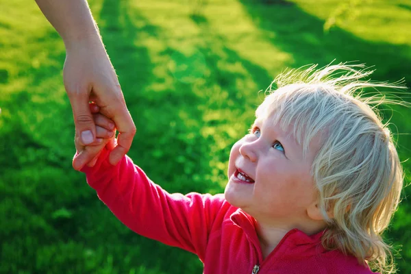 Concepto de crianza-madre cogida de la mano de la pequeña hija — Foto de Stock