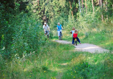 etkin üst düzey çift çocuklar Bisiklet doğa ile