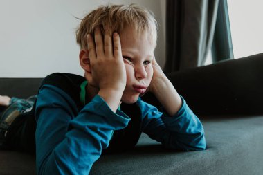 üzgün çocuk, stres ve depresyon