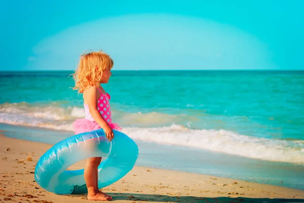 Cute little girl with tube go swim at tropical beach — Stock Photo, Image