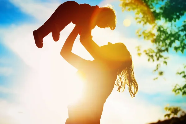 Mother and little baby play at sunset — Stock Photo, Image