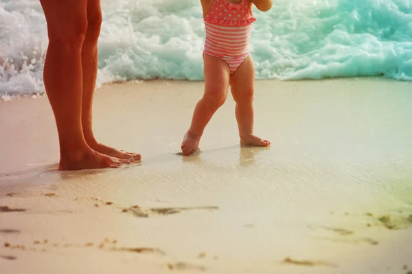 妈妈和宝宝在沙滩上行走 — 图库照片