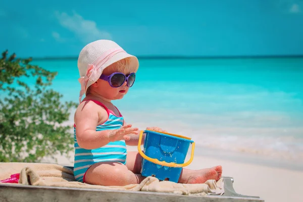 Bonito pequeno bebê menina jogar com brinquedos na praia — Fotografia de Stock