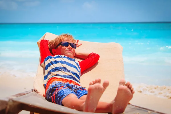 Bambino rilassato sulla spiaggia estiva — Foto Stock