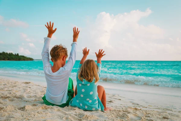 Gelukkig kids-kleine jongen en meisje- veel plezier op het strand — Stockfoto