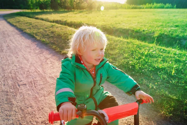 Bambina imparare a guidare la prima bicicletta in natura — Foto Stock