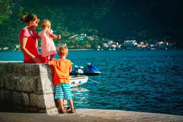 Madre con niños viajan en Montenegro, mirando la bahía de Kotor — Foto de Stock