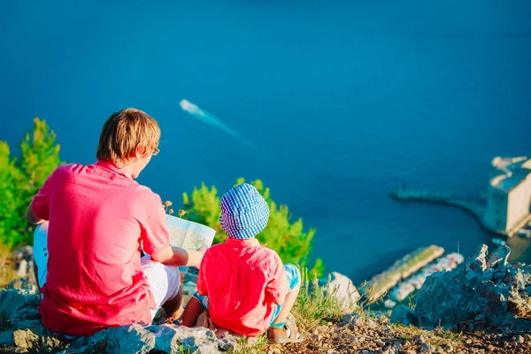 Отец и маленький сын путешествуют в Дубровнике, Хорватия — стоковое фото