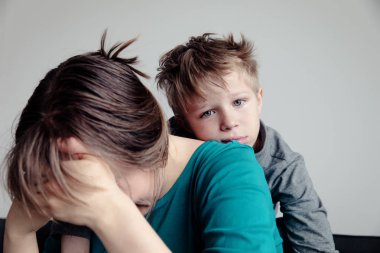 Anne, aile içinde üzüntü ile üzgün çocuk