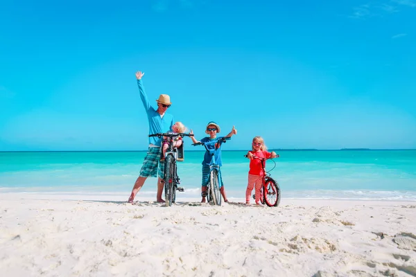 행복 한 가족-아버지와 아들과 딸-해변에서 자전거 — 스톡 사진