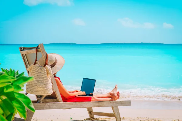 Remote-Work-Konzept - junge Frau mit Laptop am Strand — Stockfoto