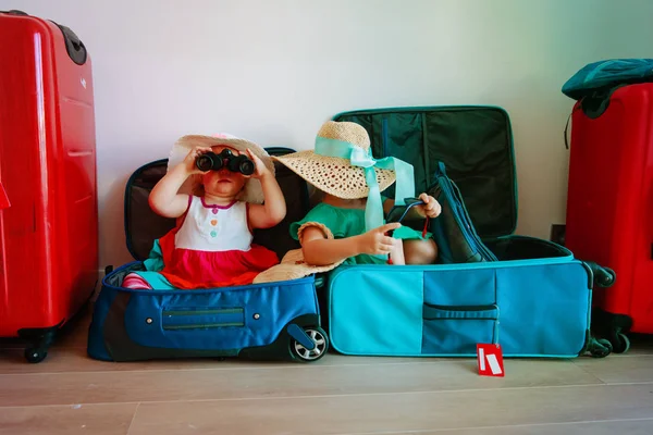 Alle bambine piace fare i bagagli e viaggiare — Foto Stock