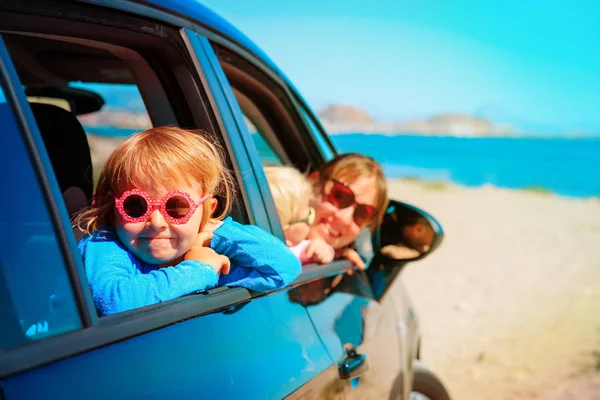 Rodziny z dziećmi Zapraszamy podróż samochodem na plaży — Zdjęcie stockowe