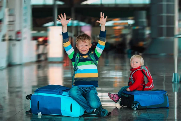 Feliz niño y niña viajan esperar en aeropuerto —  Fotos de Stock