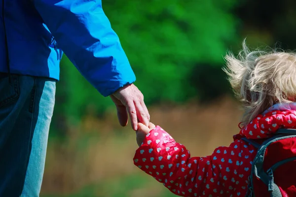 Padre e hija pequeña van a la escuela o viajan en la naturaleza — Foto de Stock