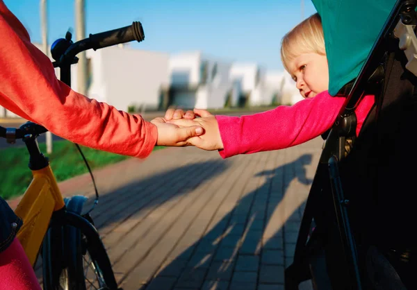 Gyerekek a bizalom és a támogatás-nővérek tartja kezében a kerékpár- és babakocsi-ride — Stock Fotó