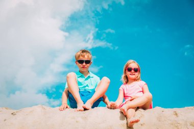 küçük erkek ve kız plaj tatil keyfini çıkarın