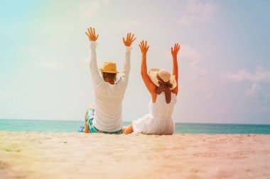 mutlu çift tropikal kumsalın tadını çıkar.