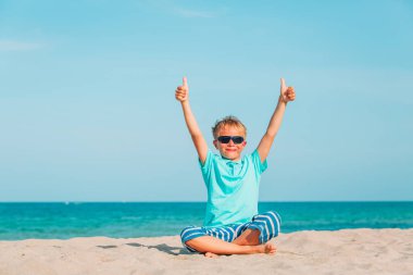 mutlu küçük eller yukarı tropikal kumsalın tadını çıkar.