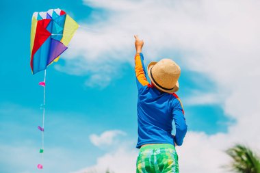 Küçük çocuk bir uçurtma yaz gökyüzüne uçan