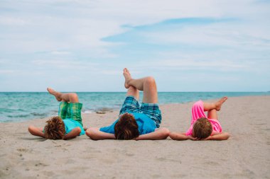 Baba oğlu ve kızı ile rahatlayın plajda oyun