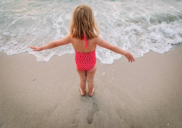 Petite fille aller nager à la plage — Photo