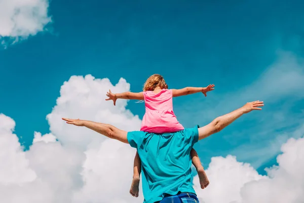 Pai e filha brincam no céu — Fotografia de Stock