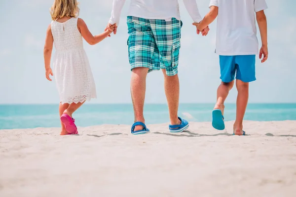 Otec se synem a dcerou chodit na pláži — Stock fotografie
