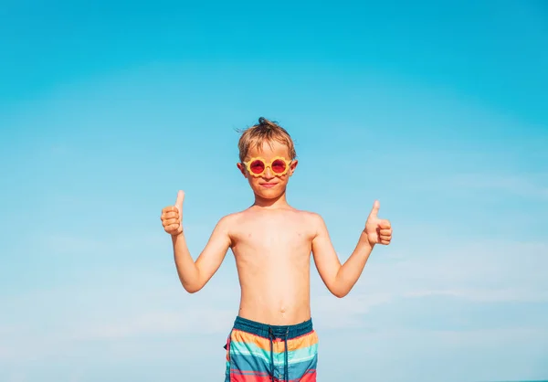 Felice ragazzino godere di spiaggia tropicale — Foto Stock