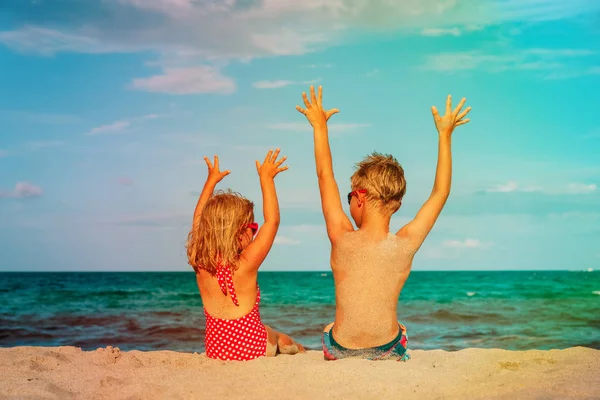 Gelukkig kids-kleine jongen en meisje- veel plezier op het strand — Stockfoto