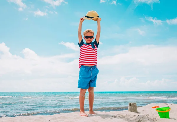 Šťastný chlapec ruce vzhůru užít tropickou pláž — Stock fotografie