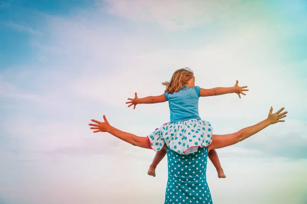 Mãe e filha brincam no céu — Fotografia de Stock