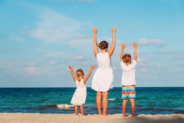 Ευτυχισμένη οικογένεια - μητέρα με το γιο και την κόρη απολαμβάνουν την παραλία — Φωτογραφία Αρχείου