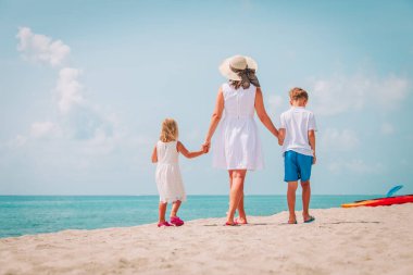 kdis oğlu ve kızı-sahilde yürüyüş ile anne