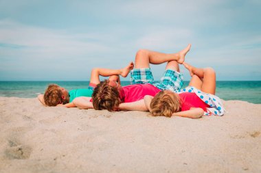 Babası küçük oğlu ve kızı ile rahatlayın plajda oyun