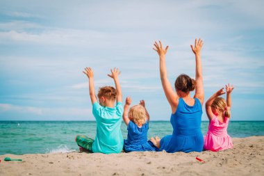 mutlu Çocuk annesiyle kumsalda eller