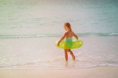 küçük kız git plajda yüzmek