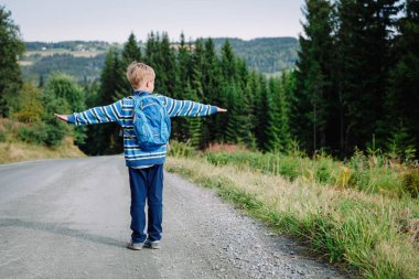küçük çocuk seyahat doğa de yol