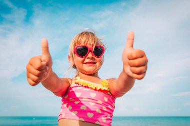 mutlu sevimli küçük kız zevk beach tatil