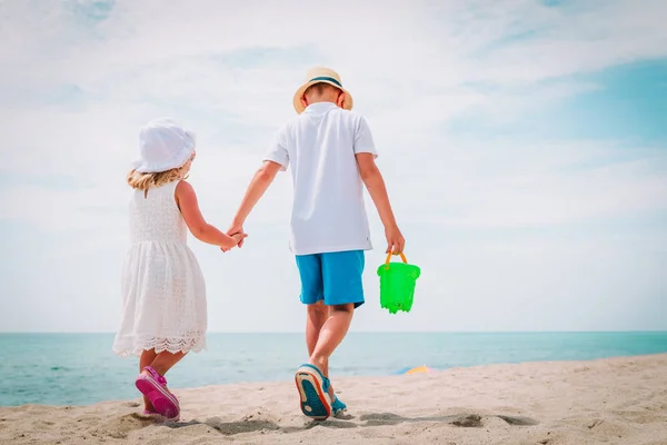 Malý chlapec a dívka chodit v létě beach — Stock fotografie