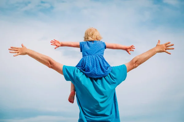 Father and little daughter play at sky — Stock Photo, Image