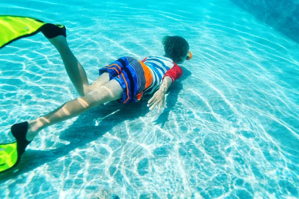 Petit garçon nageant sous l'eau, enfants actifs — Photo