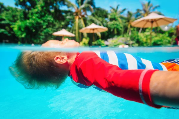 küçük çocuk sualtı tropikal kumsal beldesinde, tatil kavramı Yüzme