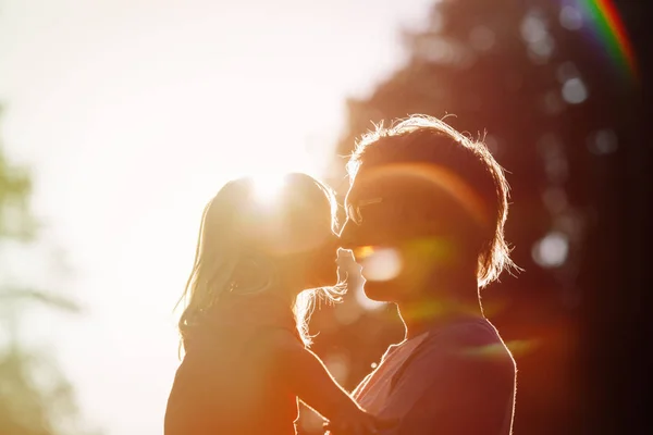 父亲和小女儿的轮廓在日落时播放 — 图库照片