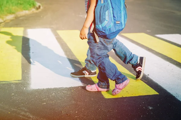 Niño y niña tomados de la mano van a la escuela —  Fotos de Stock