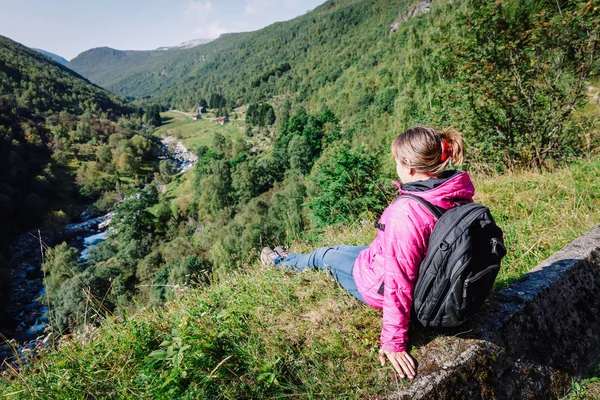 Turistické i pøi cestování při pohledu na povahu — Stock fotografie