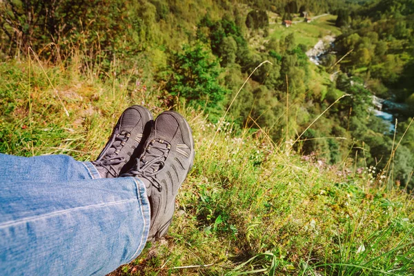 Kängor nära upp. turistresor vandra i naturen — Stockfoto