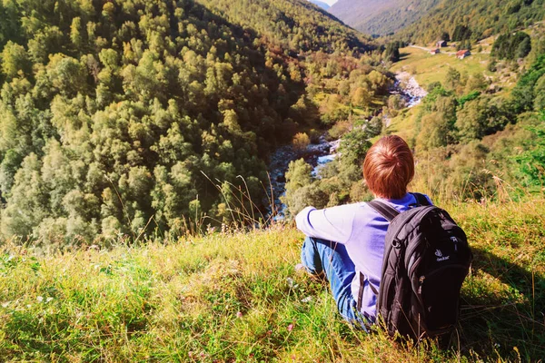 Turist tittar på naturen medan vandring resor — Stockfoto