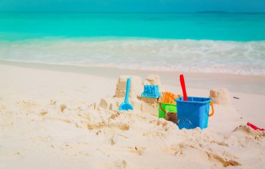 Çocuk oyuncakları ve kumdan kale