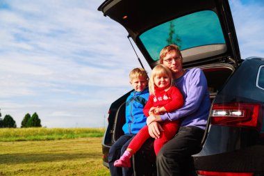 yolda araba - mutlu baba ile çocuklar tarafından seyahat